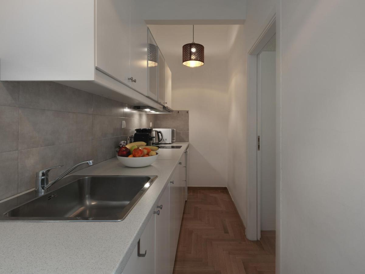 Beautiful Athenian Apartment Next To The Center Exterior photo